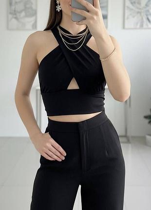 Женский топ с чашками.