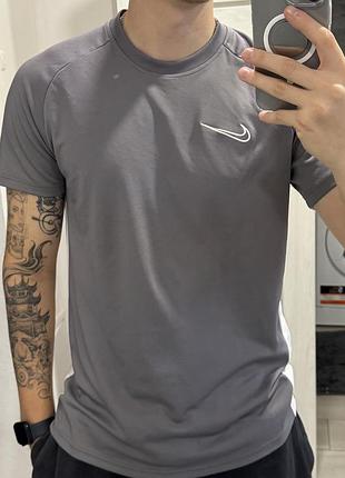 Футболка nike dri-fit