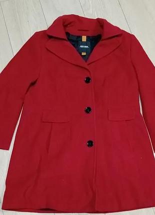 Пальто женское 
сезон весна-осень
 размер ''м-л''
замеры;
дов.83см
пог.53см
рукав 53 см
стан 9/10
имеет дефект при ношении не заметен
цена 240 грн