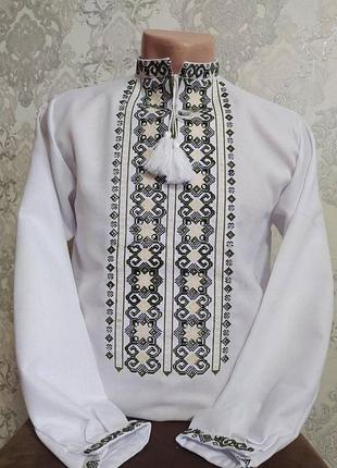 Красива чоловіча вишиванка