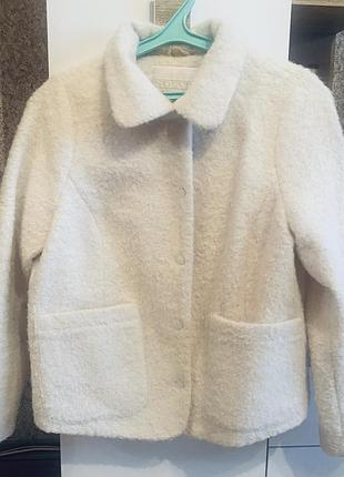 Полу пальто, білого кольору, в ідеальному стані.