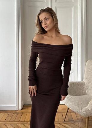 Довга сукня з відкритими плечима з теплої тканини в рубчик платье макси