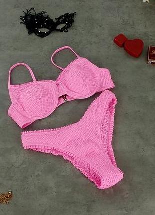 Ярко-розовый купальник
