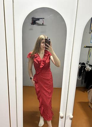 Червона сукня на запах в горошок