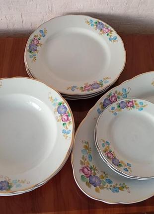 Тарілки супові, обідні/підставні, великі є дві супові і дві підстави/ обідні по 90 грн, менші по 35 грн за одну.