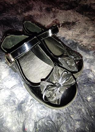 Туфлі лакові з бантиками 34 р