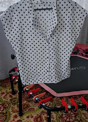 Легкая женская футболка в горошек