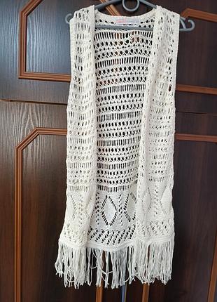 Вязаная накидка жилетка с бахромой