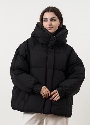 Коротка чорна зимова куртка‑пуховик з високим коміром і капюшоном к882