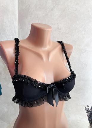 Красивый лиф бандо с рюшами и стразами