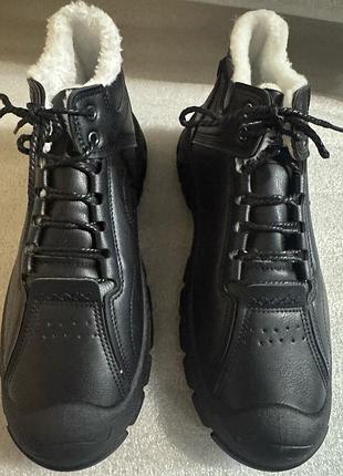 Кросівки легкі та теплі