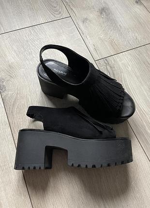 Жіночі босоніжки pull & bear. натуральна замша. чорні. на танкетці. 38р