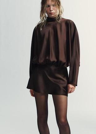 Коротка атласна сукня з хусткою