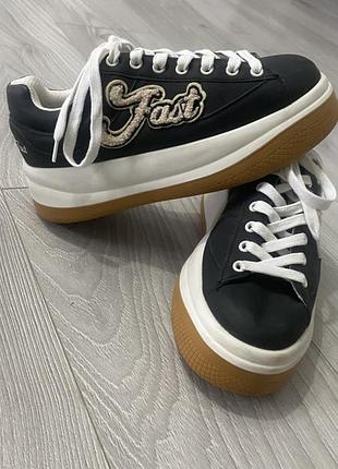 Кросівки bershka