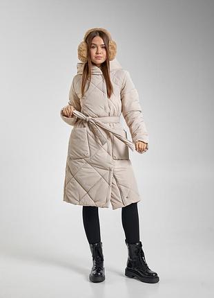 Зимнее стеганное пальто с поясом и капюшоном