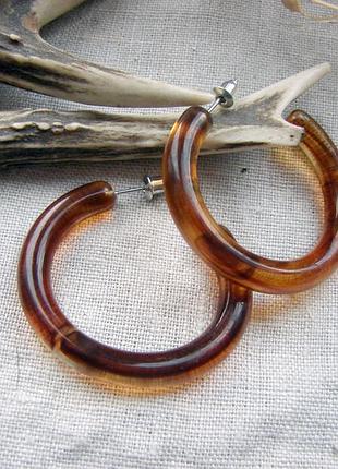 Акриловые круглые серьги кольца легкие сережки янтарного оттенка