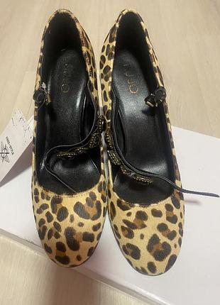 Туфлі-човники моделі «мері джейн» з леопардовим принтом,від бренду liu jo