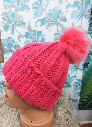 Стильная женская шапка с помпоном из натурального меха крупной вязки кораллового цвета
