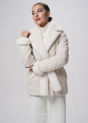 Актуальное стеганое пальто молочного цвета с эко мехом под нотку