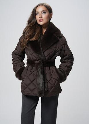 Актуальне стьобане пальто шоколадного кольору з еко хутром під норку