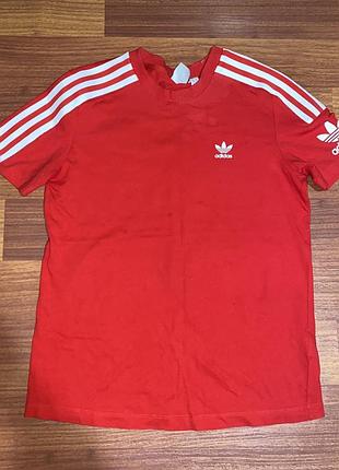 Унісекс червона оригінальна футболка від бренду adidas. розмір s. б/у стан 8/10.