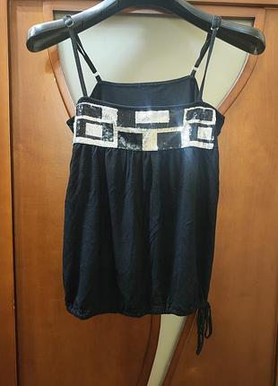 Элегантный черный топ с блестящим декором