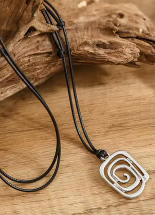 Шнурок з кулоном абстракція