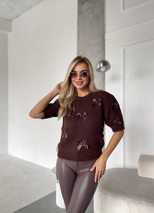 Свитер с коротким рукавом украшен бантиками