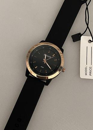 Стильные женские часы на силиконовом ремешке