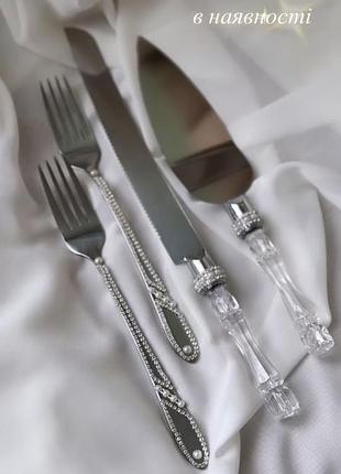 Прибори для розрізання торту і виделки, весільний набір приборів. ніж, лопатка та виделки для торту.