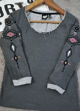 Модный свитшот с орнаментом