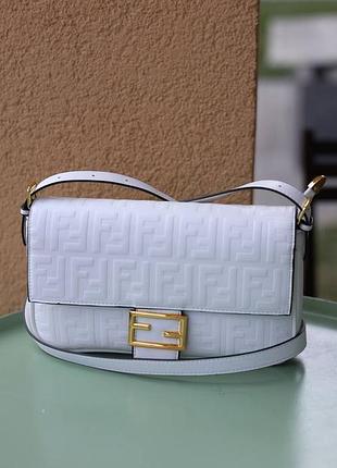Стильная женская сумка в стиле fendi baguette white