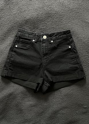 Чорні шорти