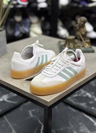 Кросівки adidas sambae у білому кольорі з м'ятними смужками та гумовою підошвою