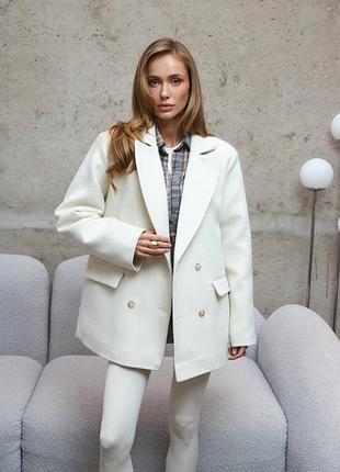 Пальто жіноче у різних кольорах