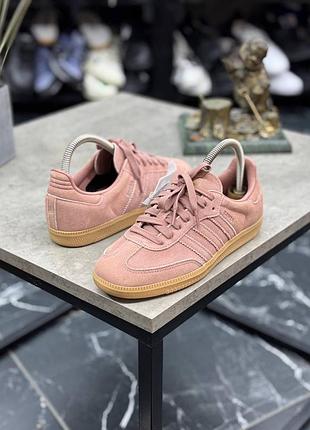 Кросівки adidas samba og у рожевій замші з гумовою підошвою.