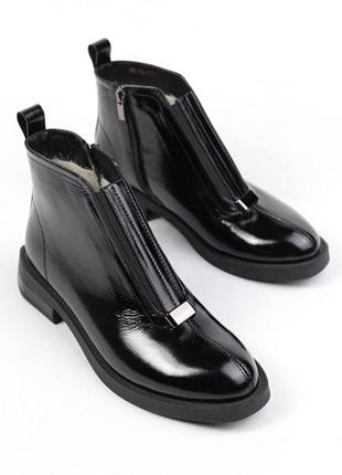 Чорні лаковані шкіряні жіночі зимові черевики невисокі класичні