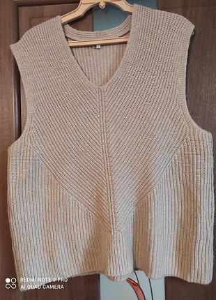 Вязаная женская жилетка