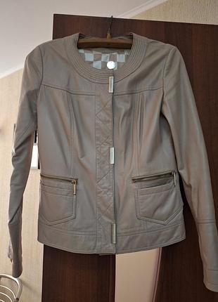 Шкіряна куртка в пудровому кольорі . в гарному стані , є невеликі потертості на залізних заклепах