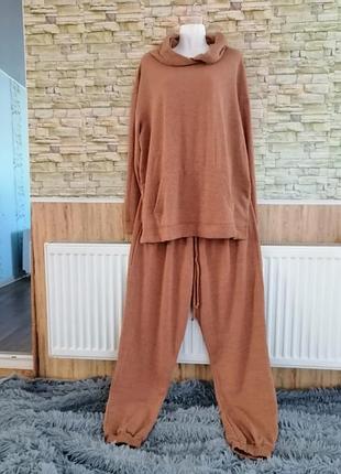 Стильный вязаный батальный костюм вязка