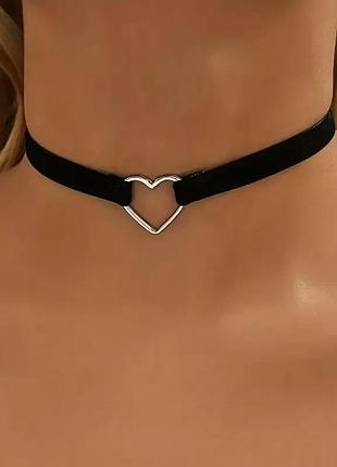 Панк-бусинто с широким черным шнурком и подвеской-сердцем для женщин