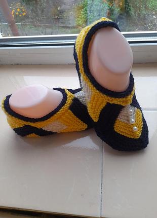 Тапочки любых размеров
новая теплая яркая пряжа в две нитки
новогодние - большой размер
отправка своевременная любой почтой
в подарок- цветущая фиалка