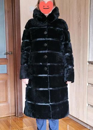 Шуба мутон за капюшоном з норкою