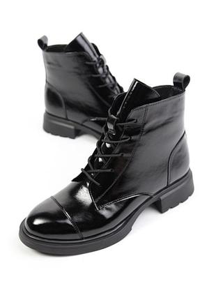 Зимові чорні лаковані шкіряні черевики на шнурках на низькому каблуці жіночі класичні