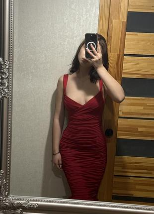 Червона довга сукня