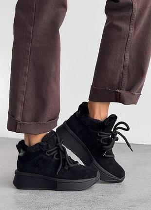 Кросівки жіночі