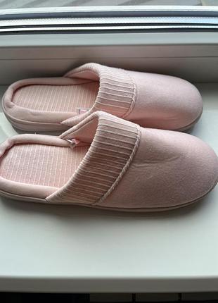 Капці, кімнатні тапочки