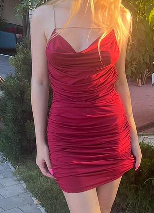 Червоне плаття