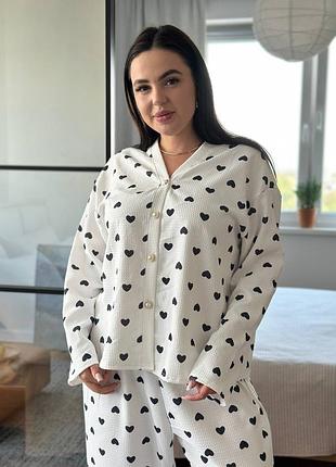 Святкова мяка елегантна піжама піжамка принт сердечки серця кофта на гудзиках штани домашній комплект одяг вафля