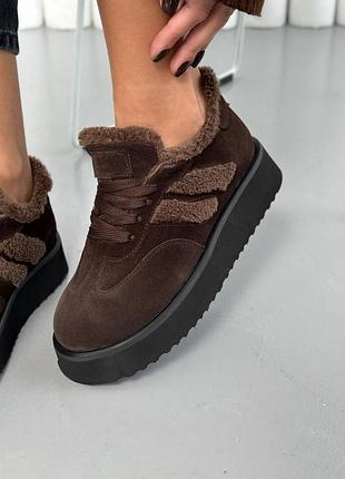 Матеріал верху: натуральна замша 
всередині: напівшерсть 
матеріал підошви: ева 
висота підошви: 3-4см 
виробник: україна